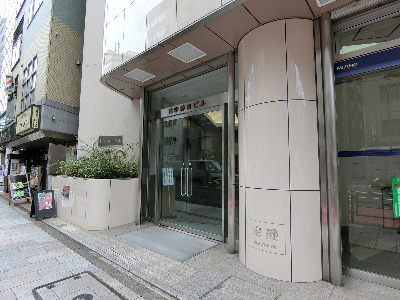 オフィスビル出入り口