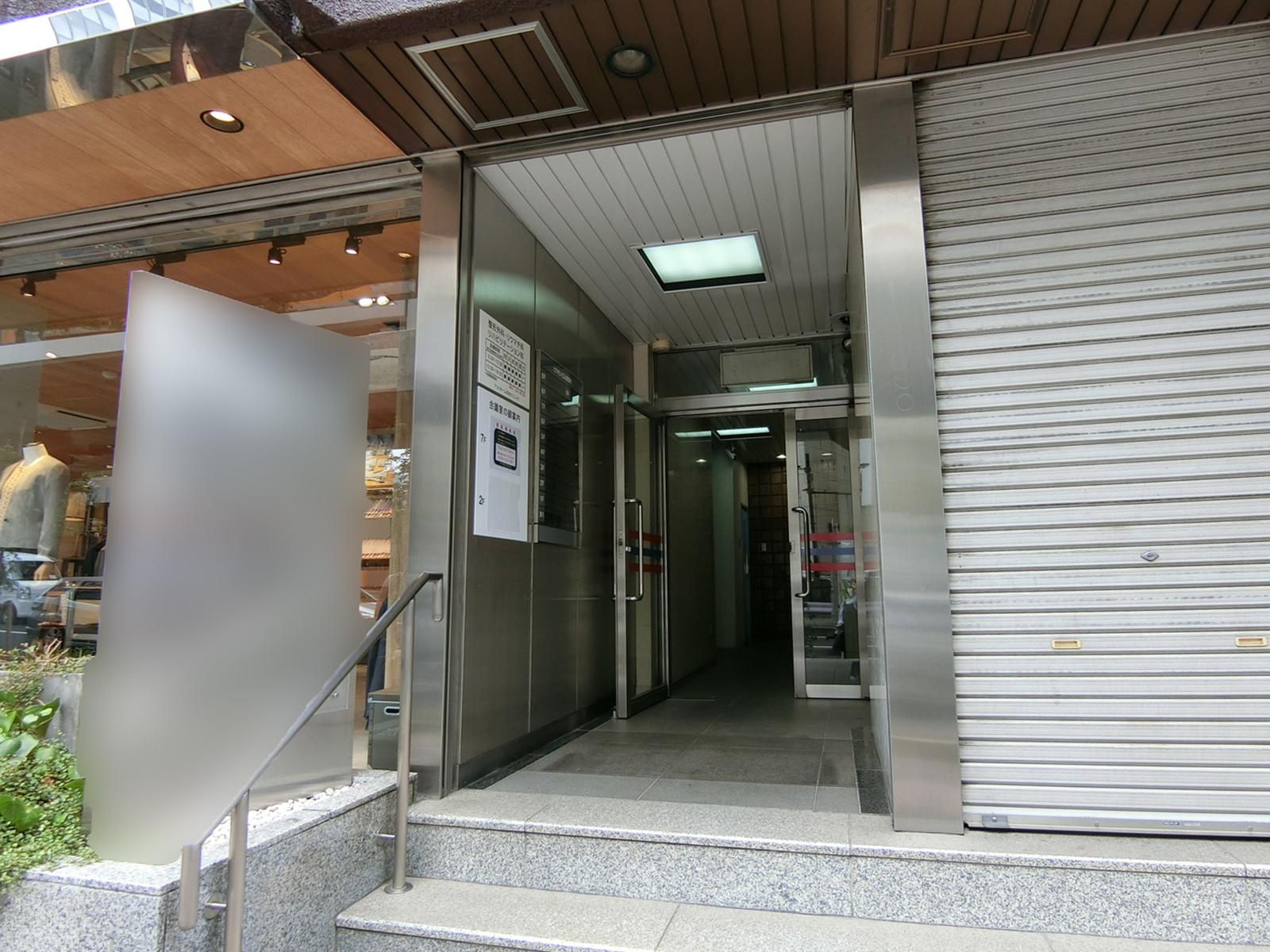 オフィスビル出入口
