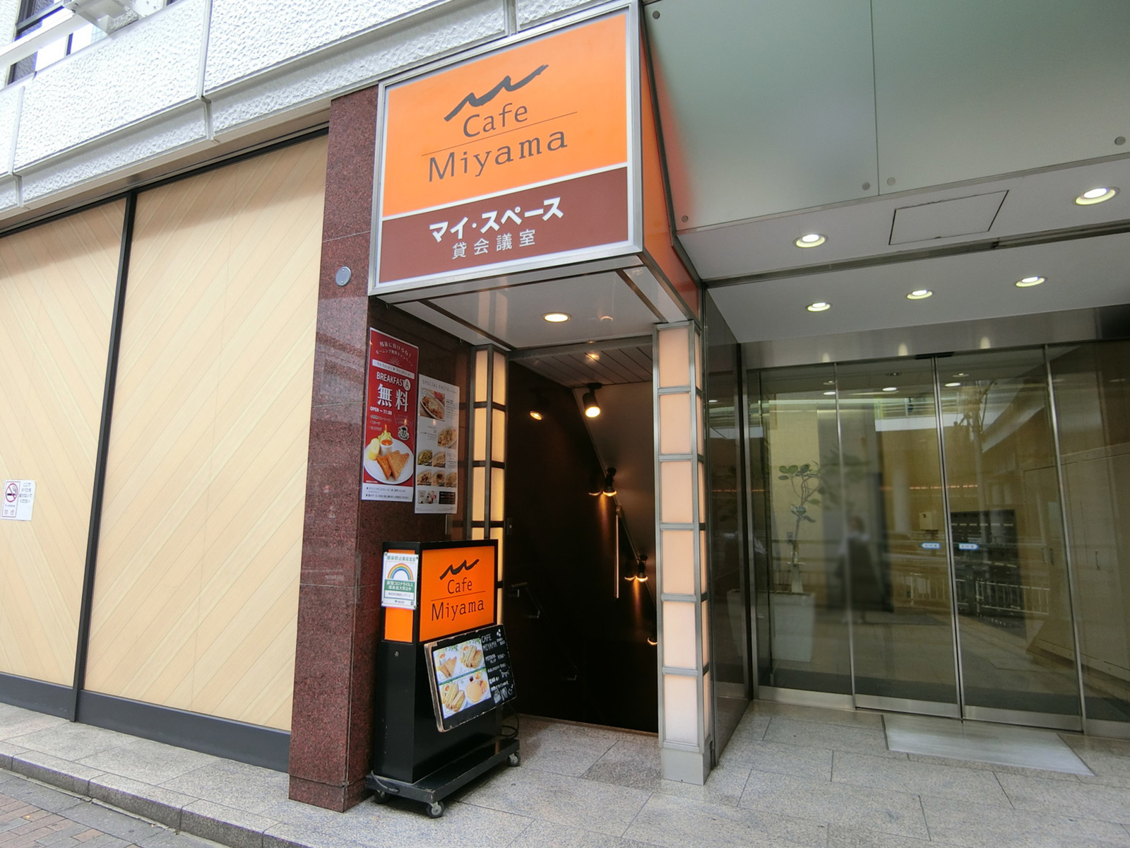 地下1階飲食店の出入口