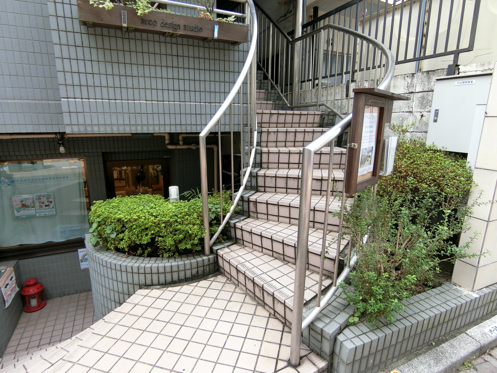 オフィスビル出入口