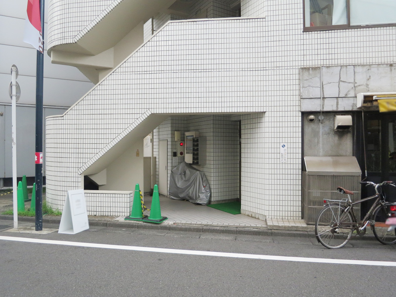 オフィスビル出入り口