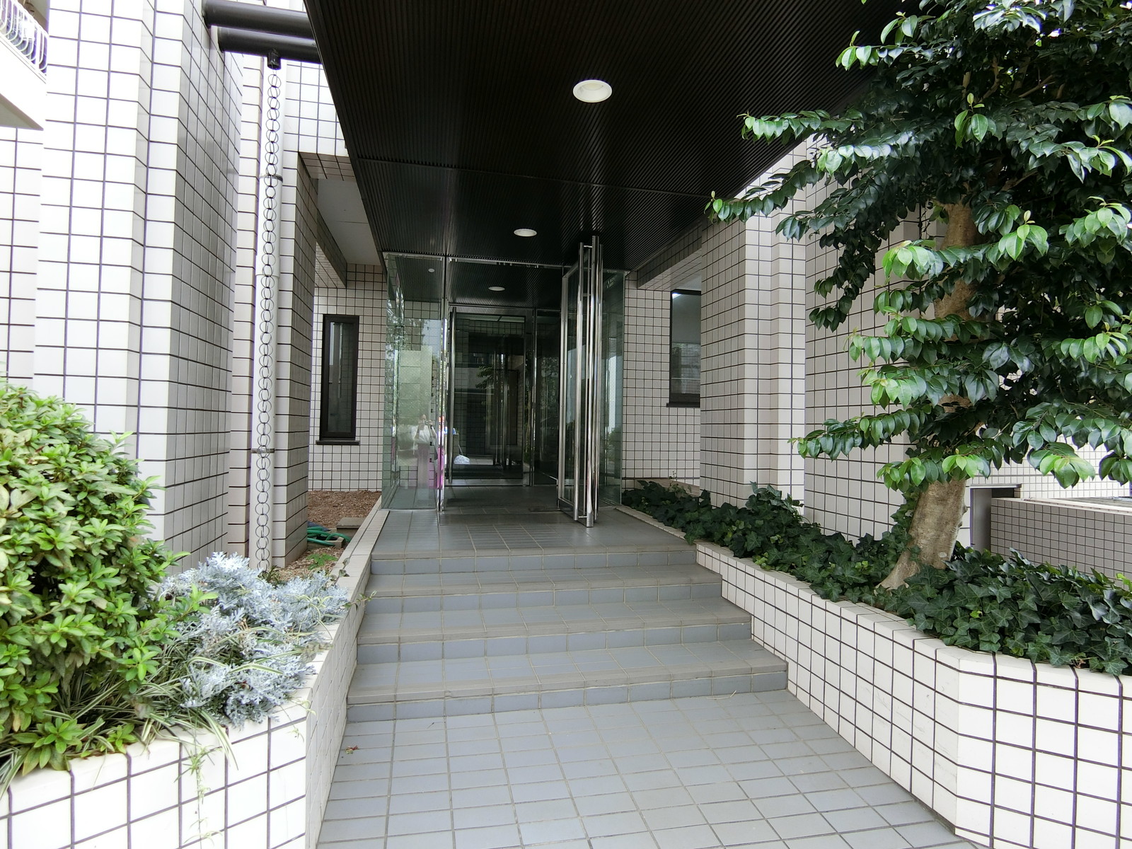 オフィスビル出入口