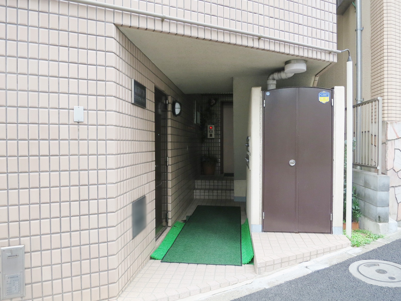 オフィスビル出入り口