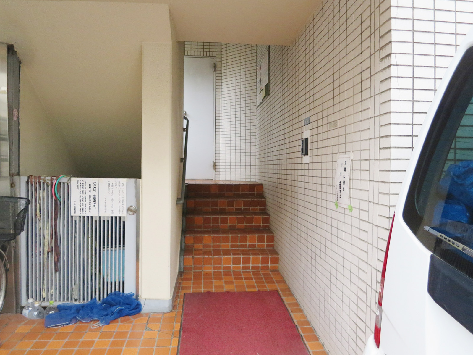 オフィスビル出入り口