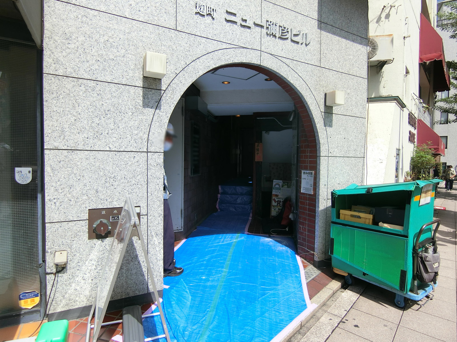 オフィスビル出入り口