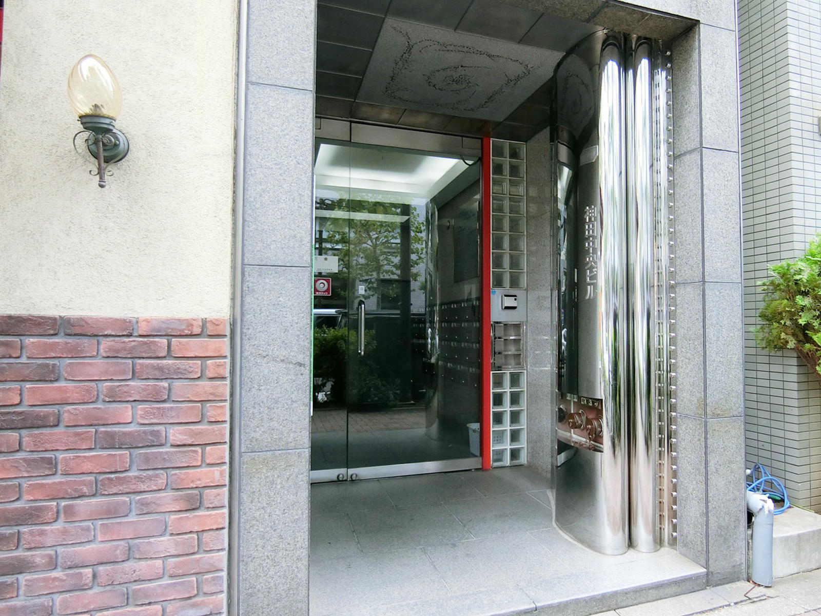 オフィスビル出入り口