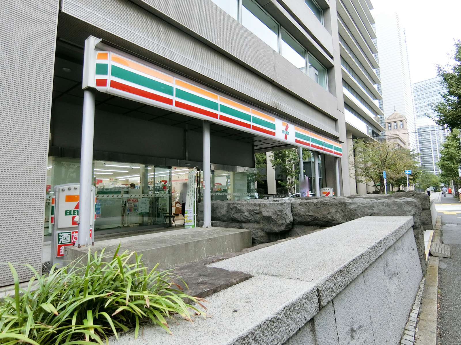 1階のセブンイレブン神田錦町3丁目店