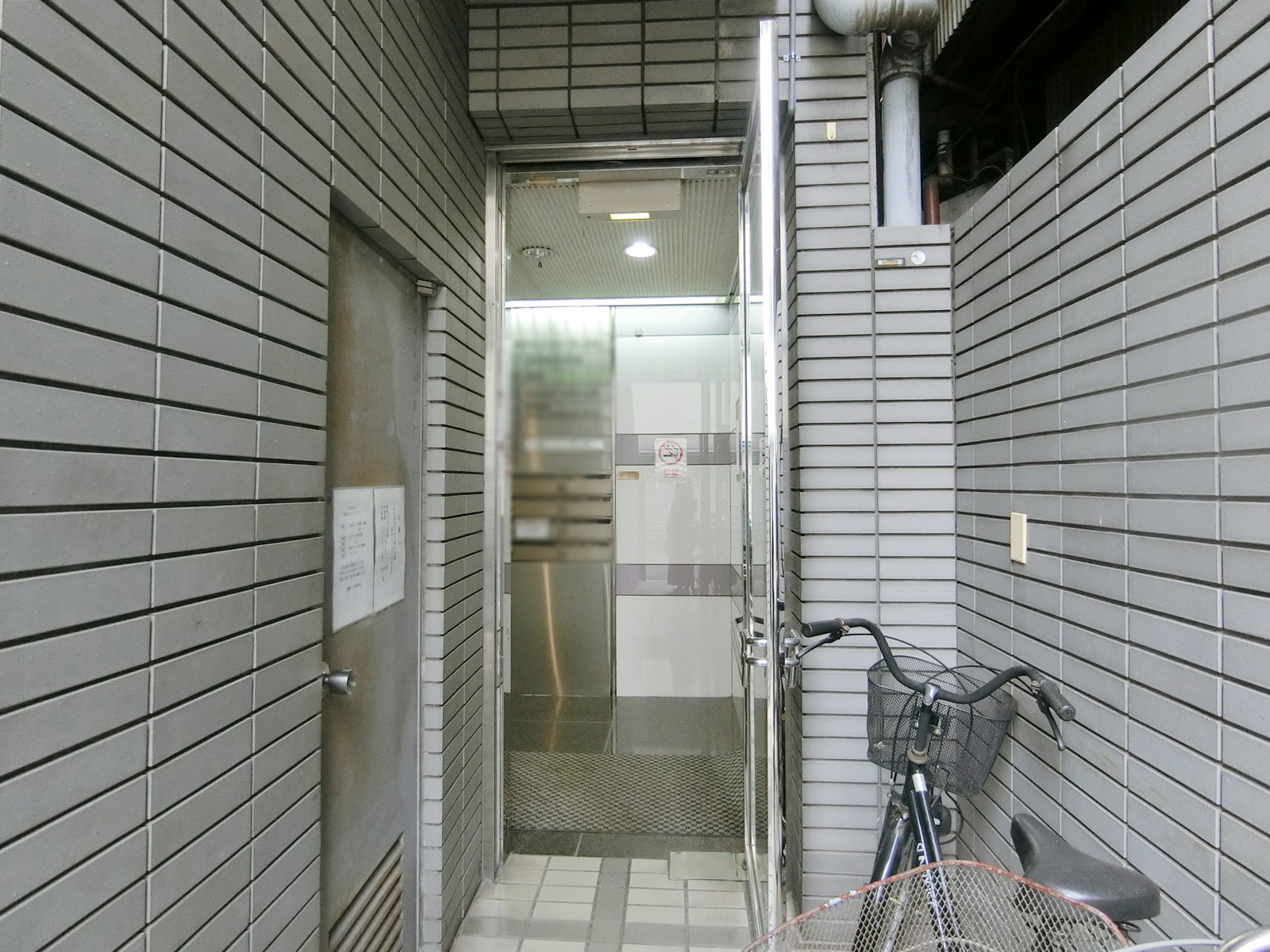 オフィスビル出入り口