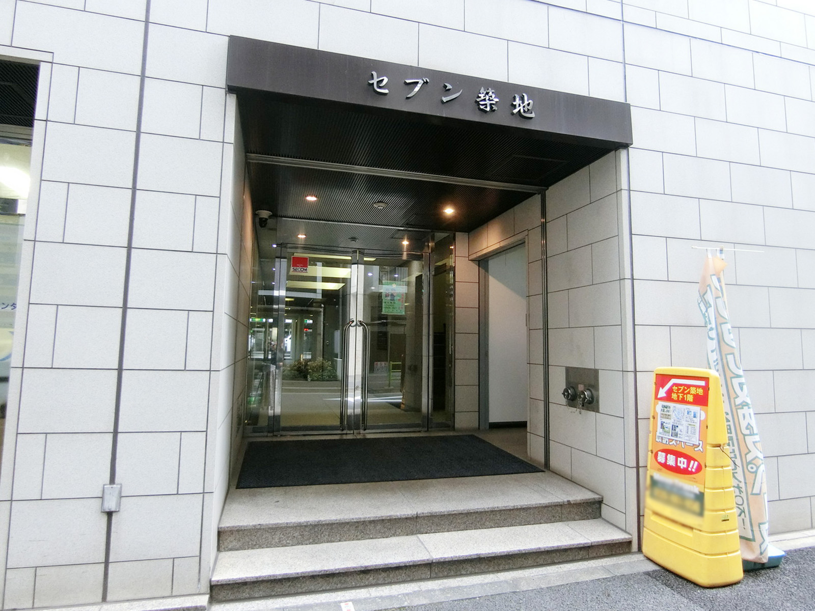 オフィスビル出入り口