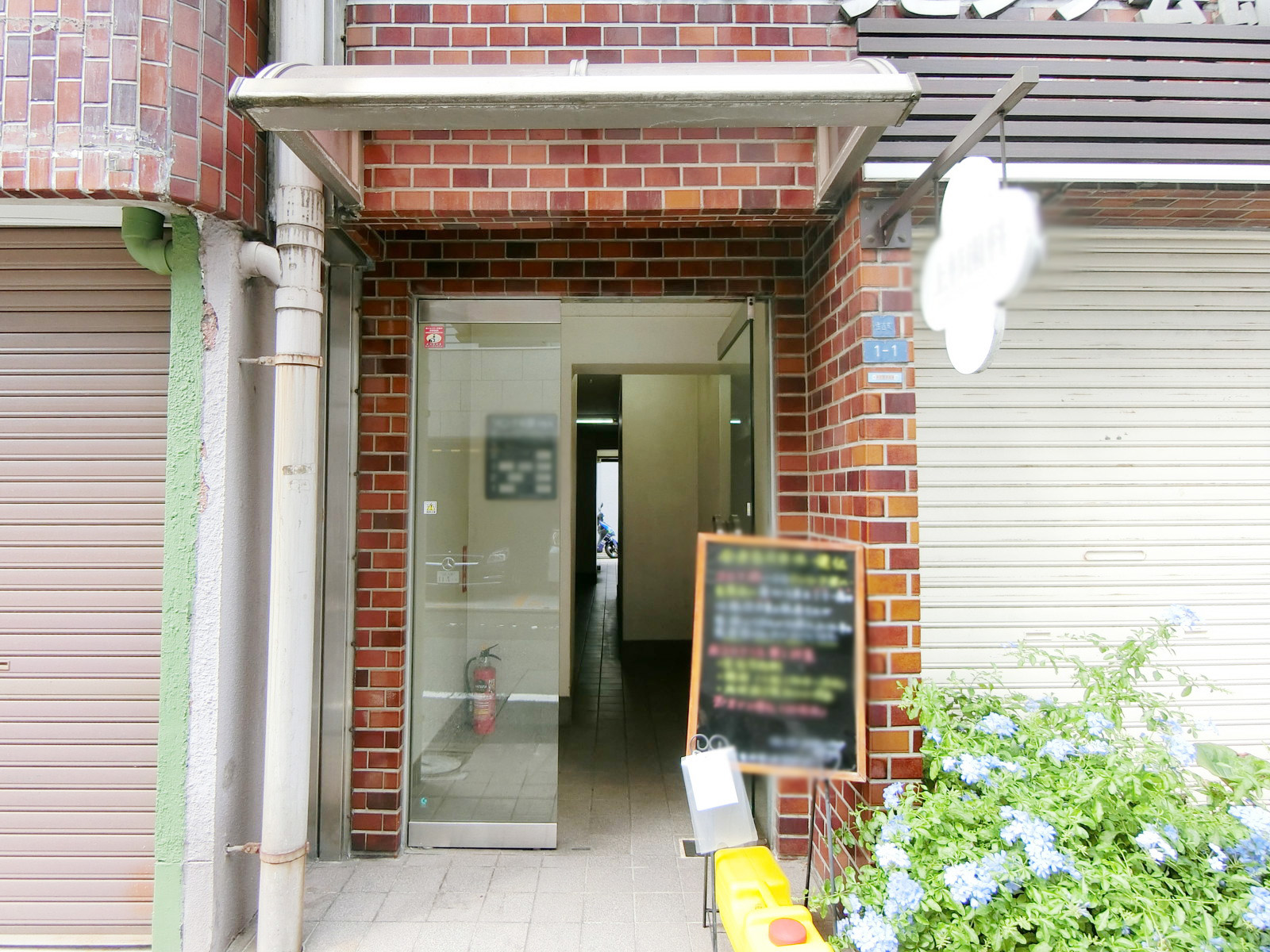 オフィスビル出入り口