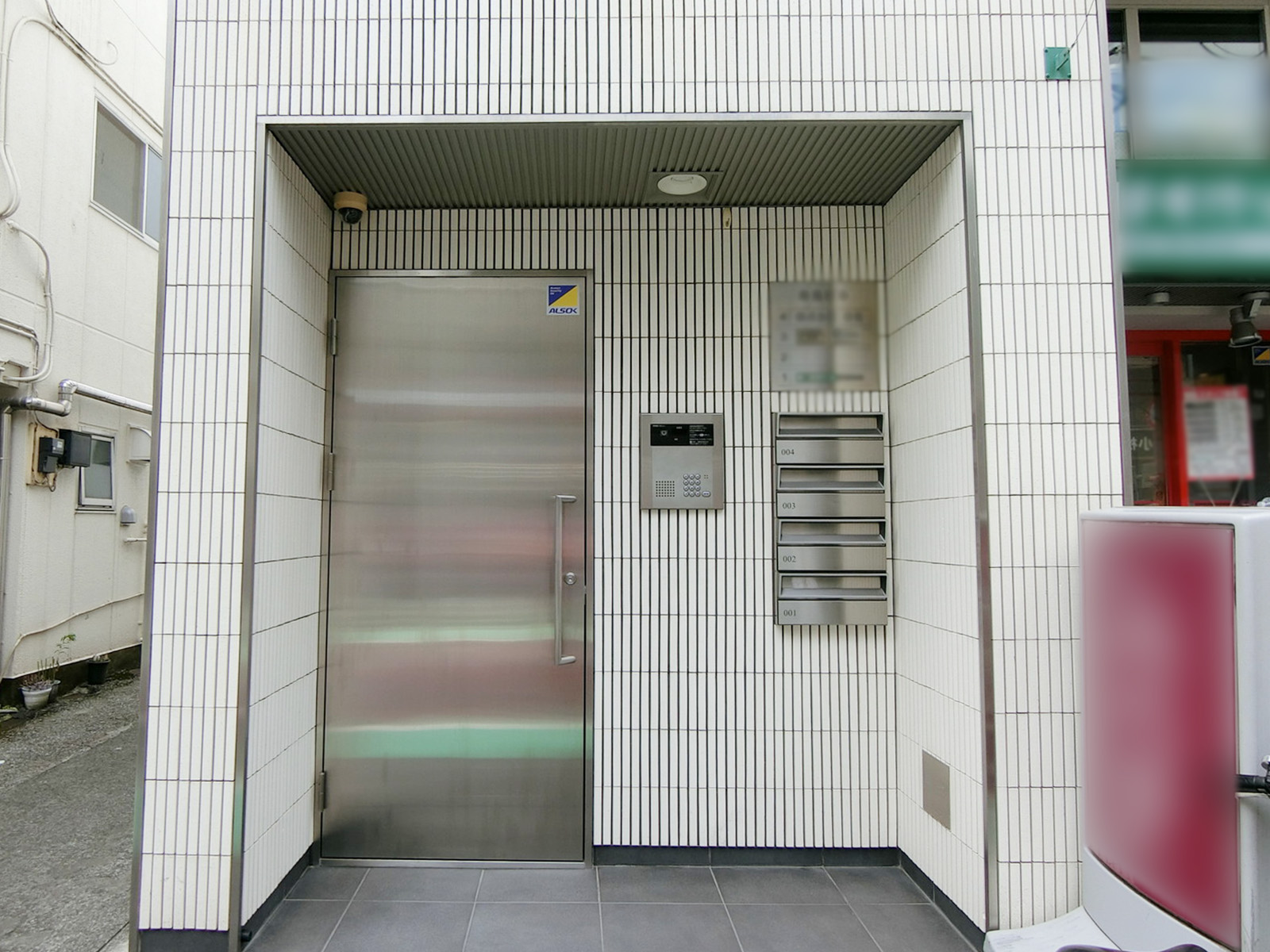 オフィスビル出入り口