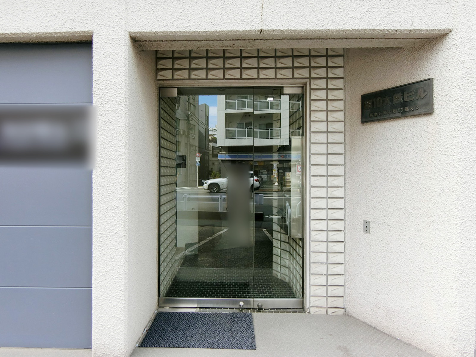 オフィスビル出入り口