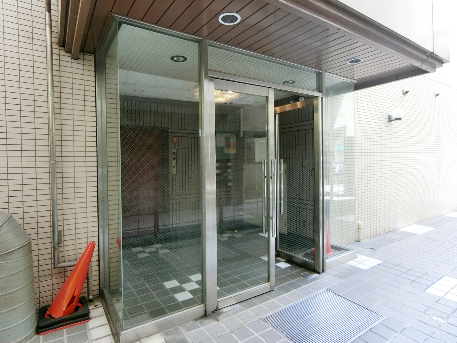 オフィスビル出入り口