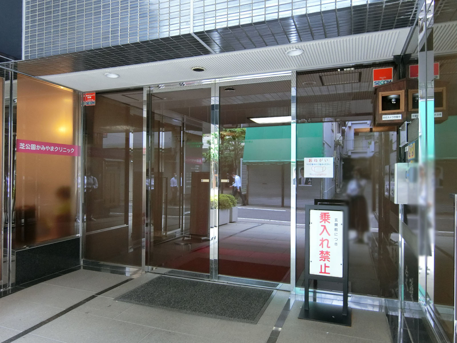 オフィスビル出入口
