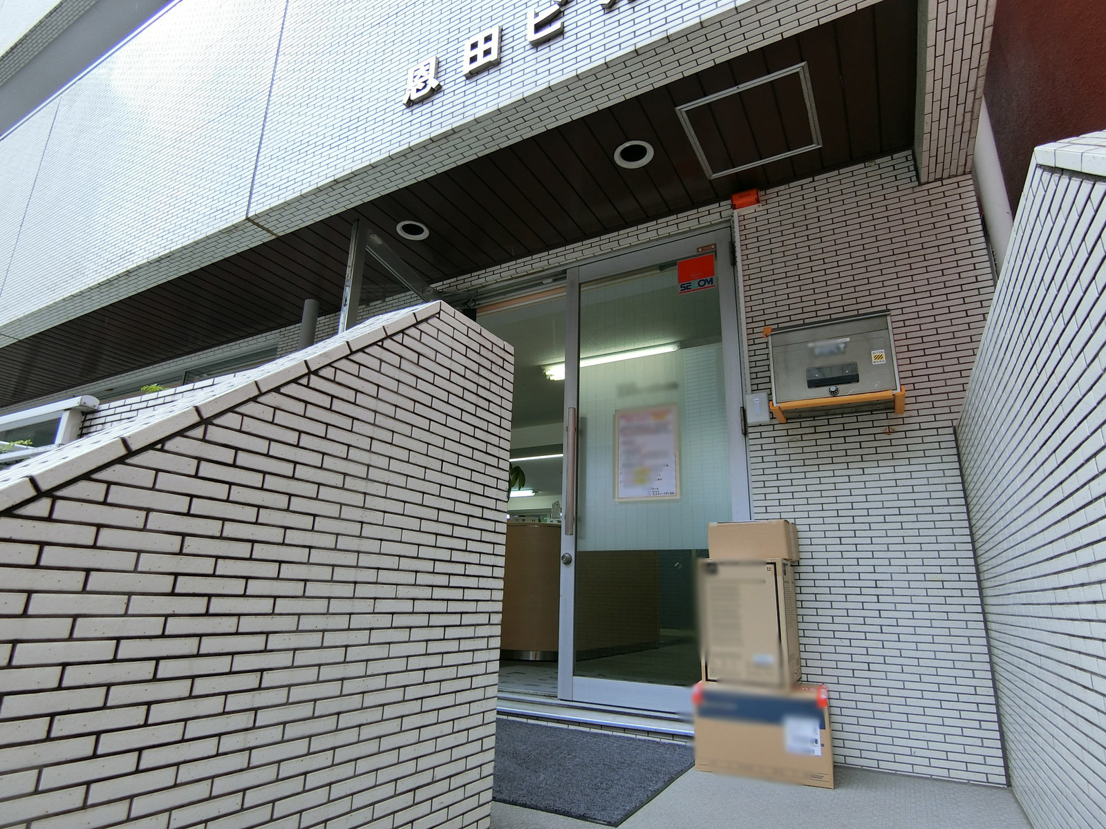 オフィスビル出入口