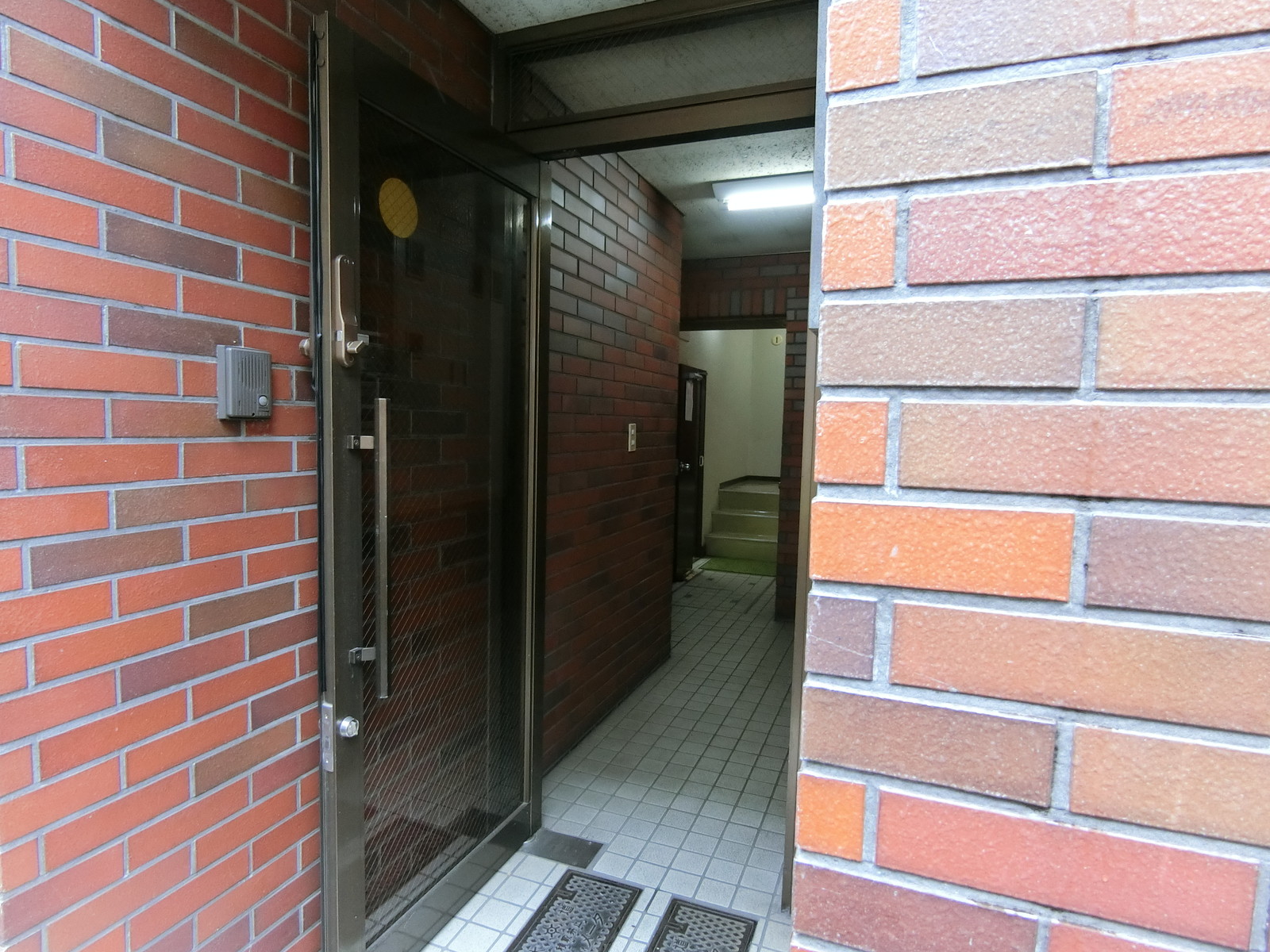 オフィスビル出入り口