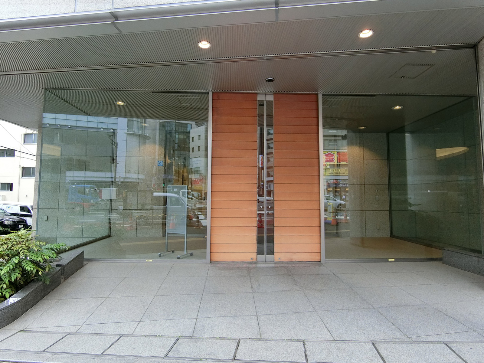 オフィスビル出入口
