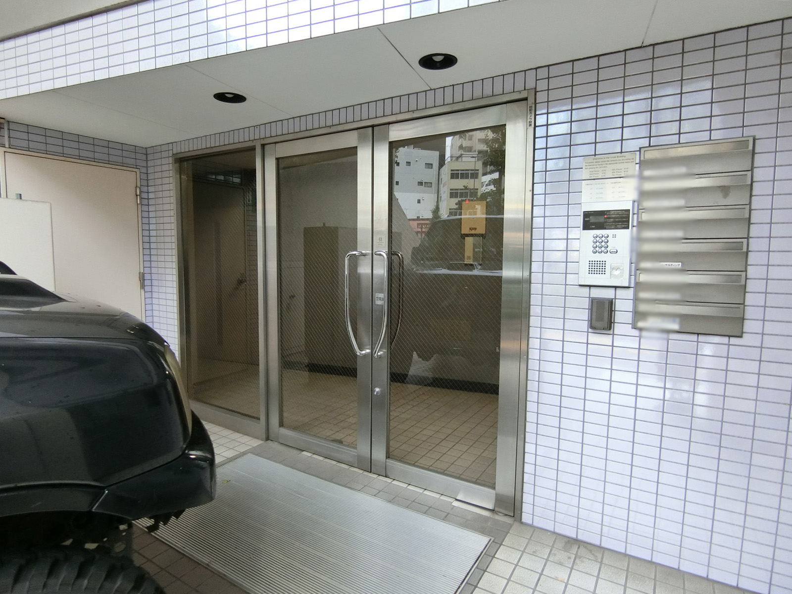 オフィスビル出入り口