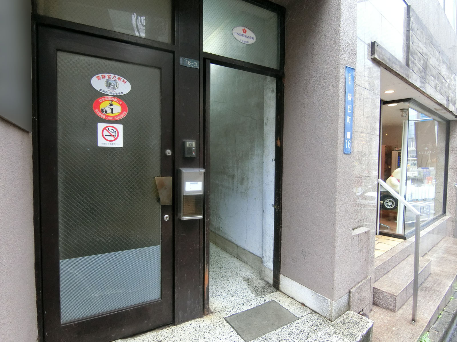 オフィスビル出入口