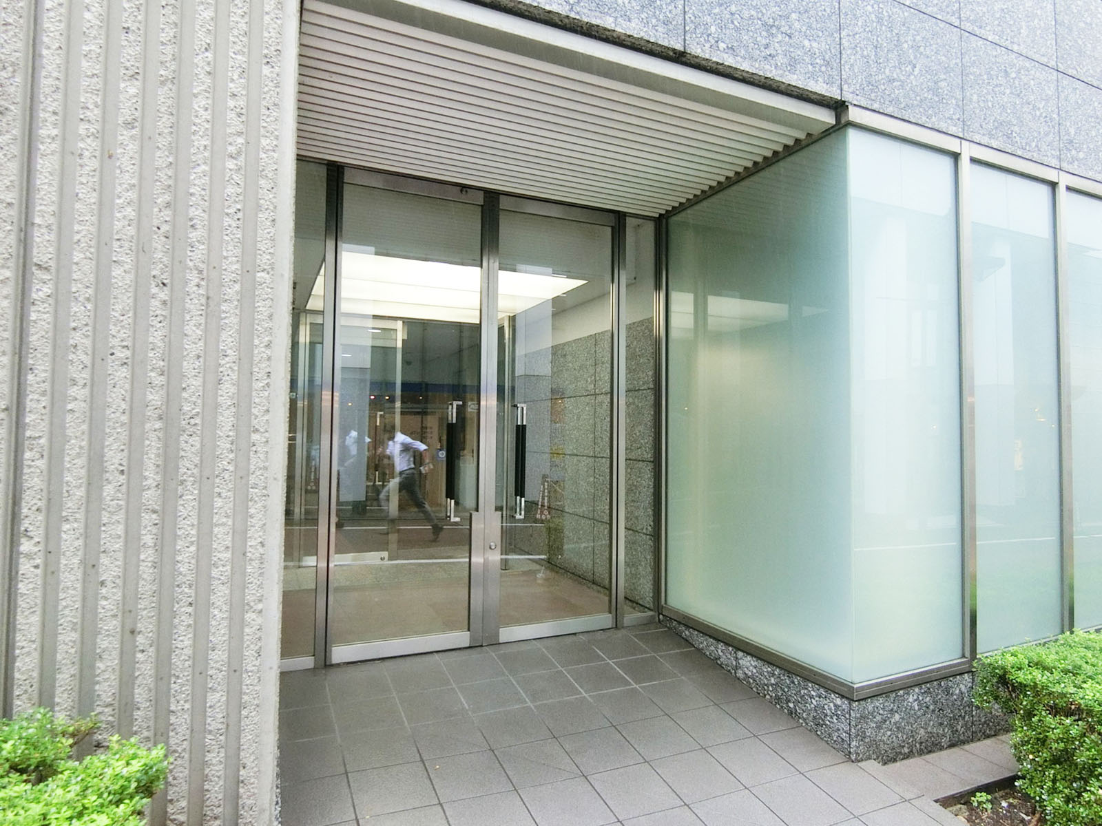 オフィスビル出入口