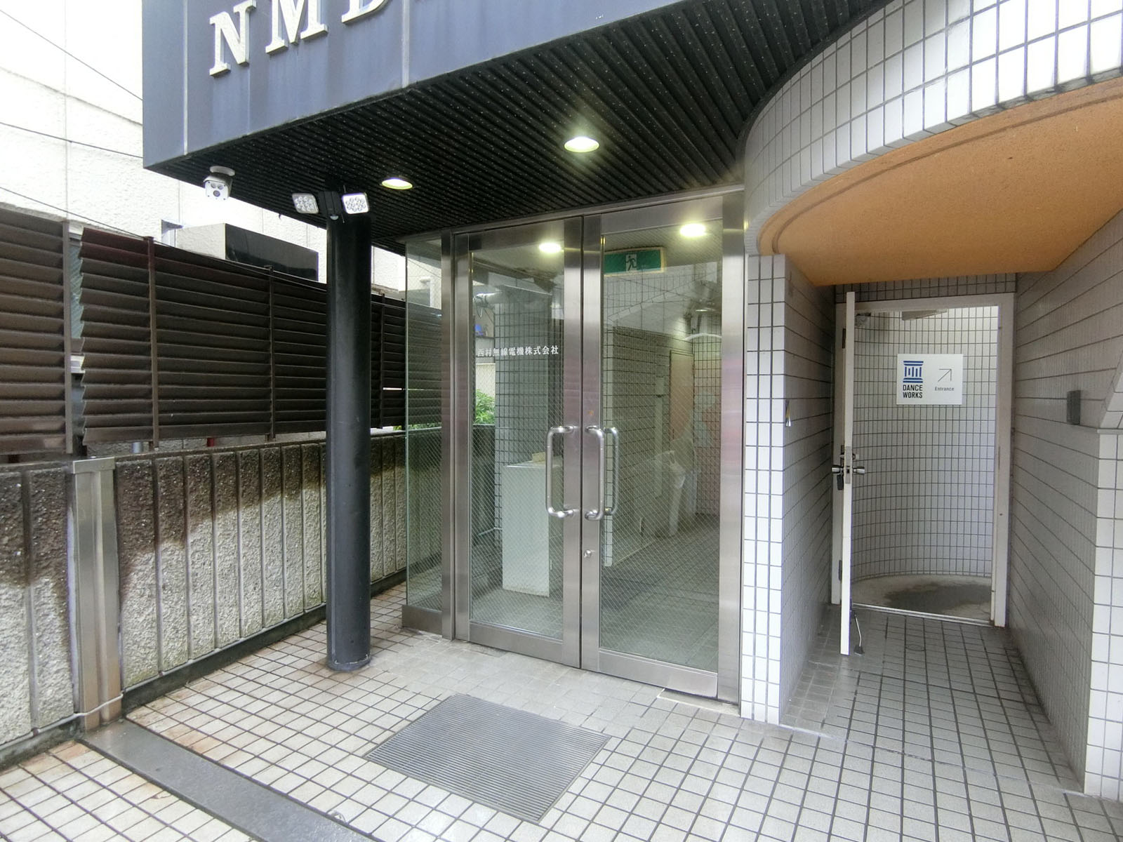 オフィスビル出入口