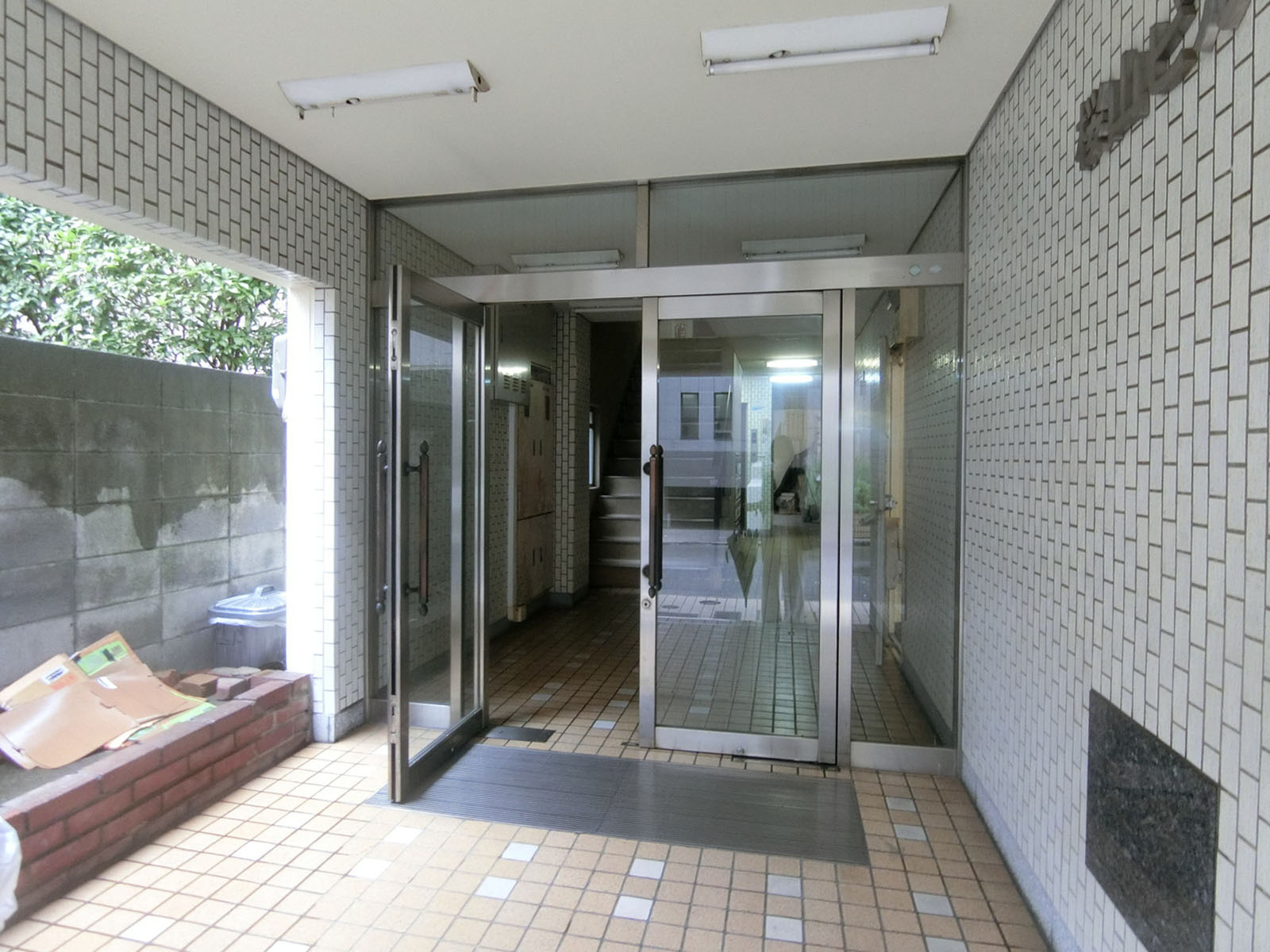オフィスビル出入口