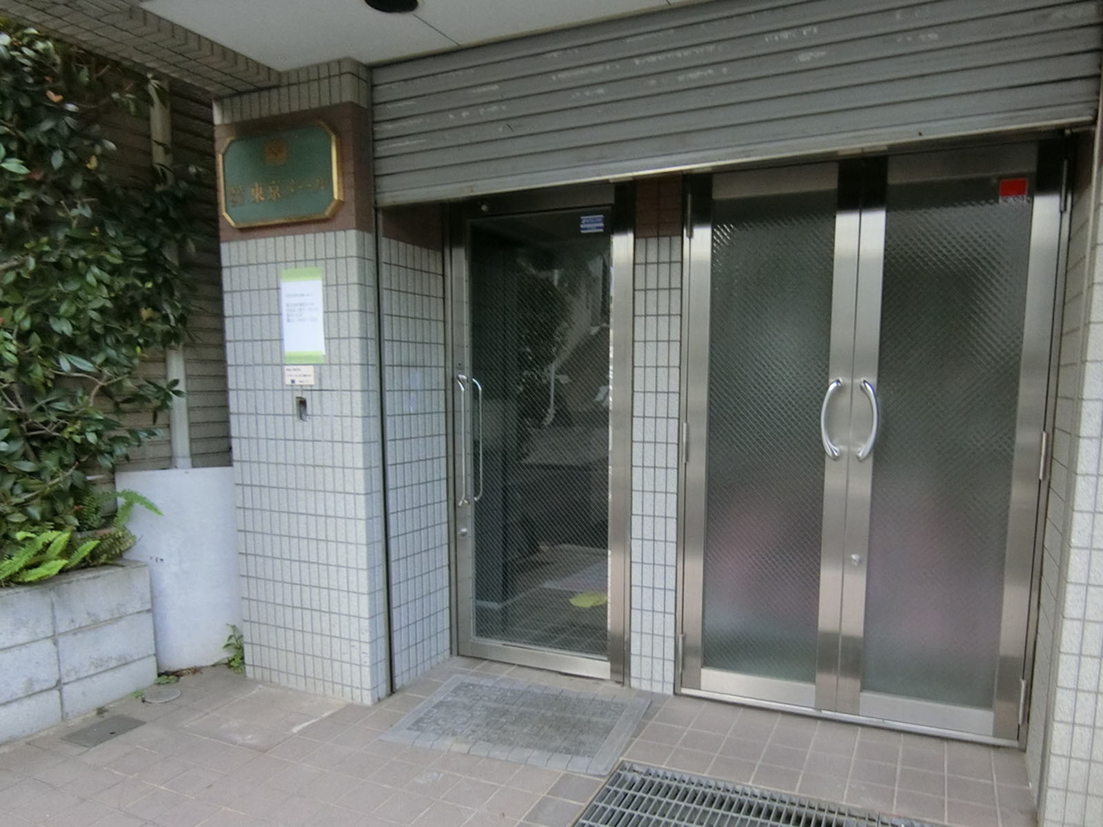 オフィスビル出入口