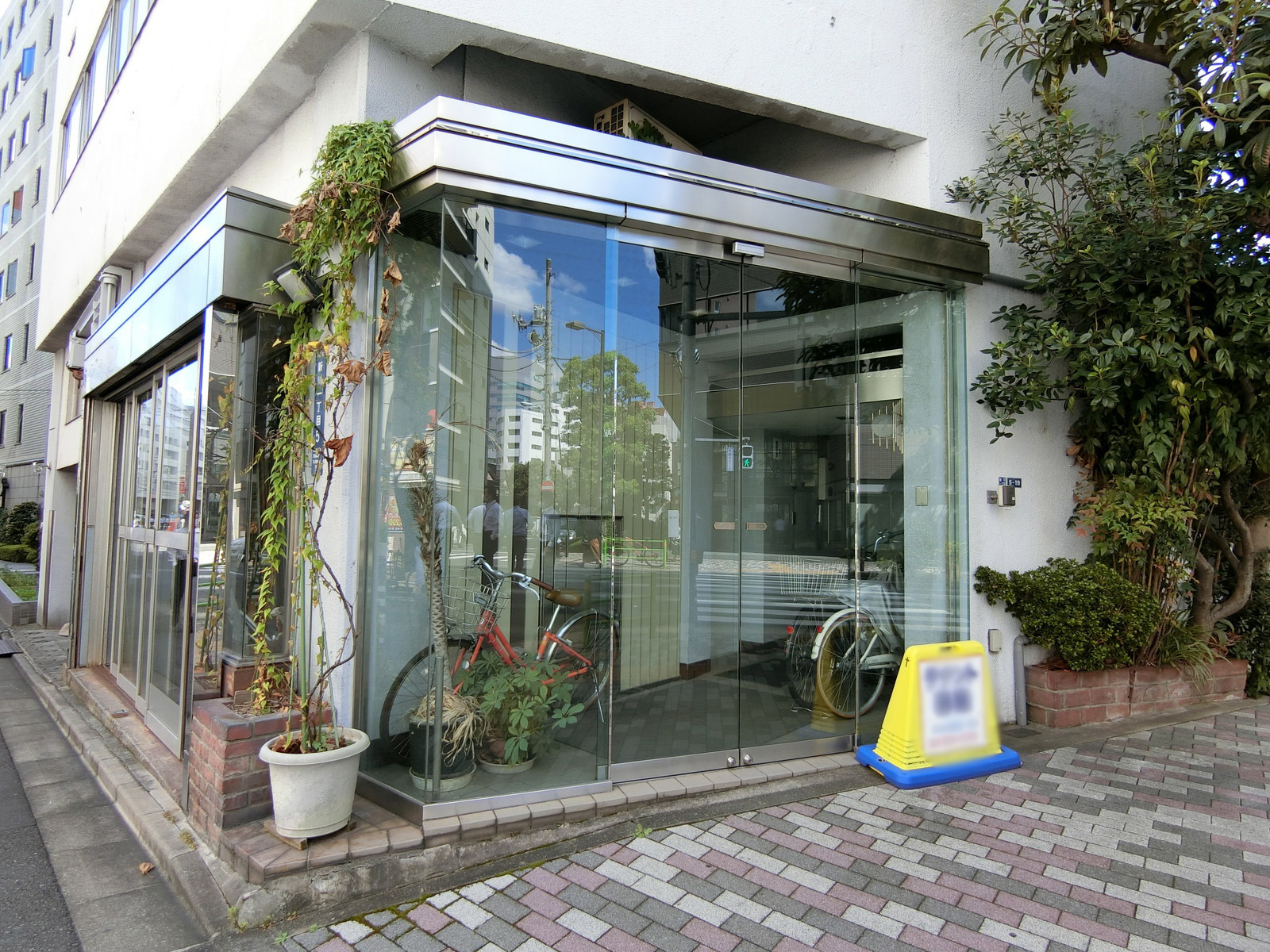 オフィスビル出入り口