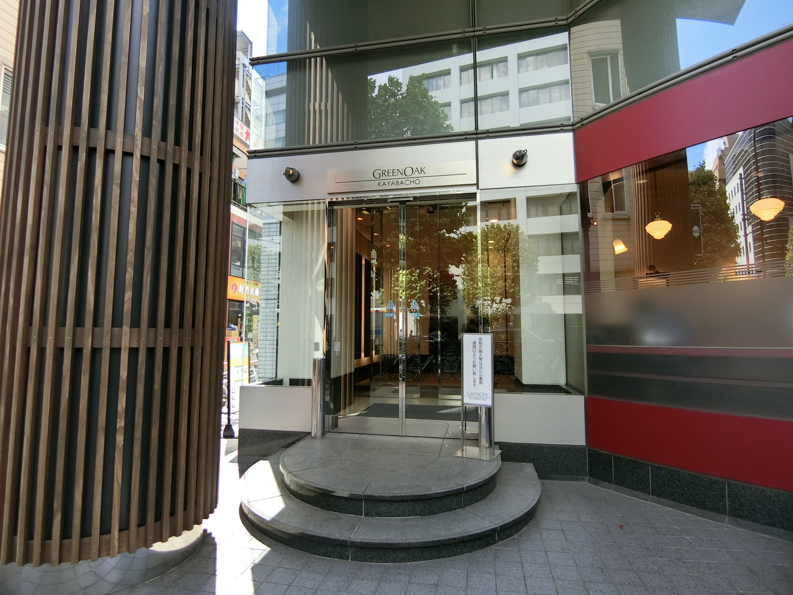 オフィスビル出入り口