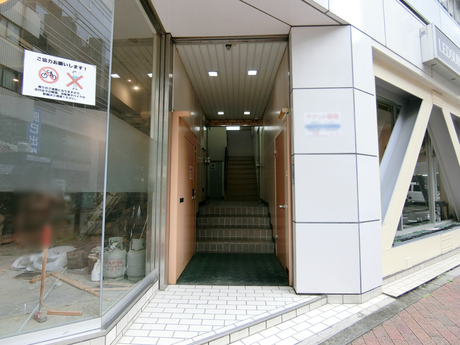オフィスビル出入口