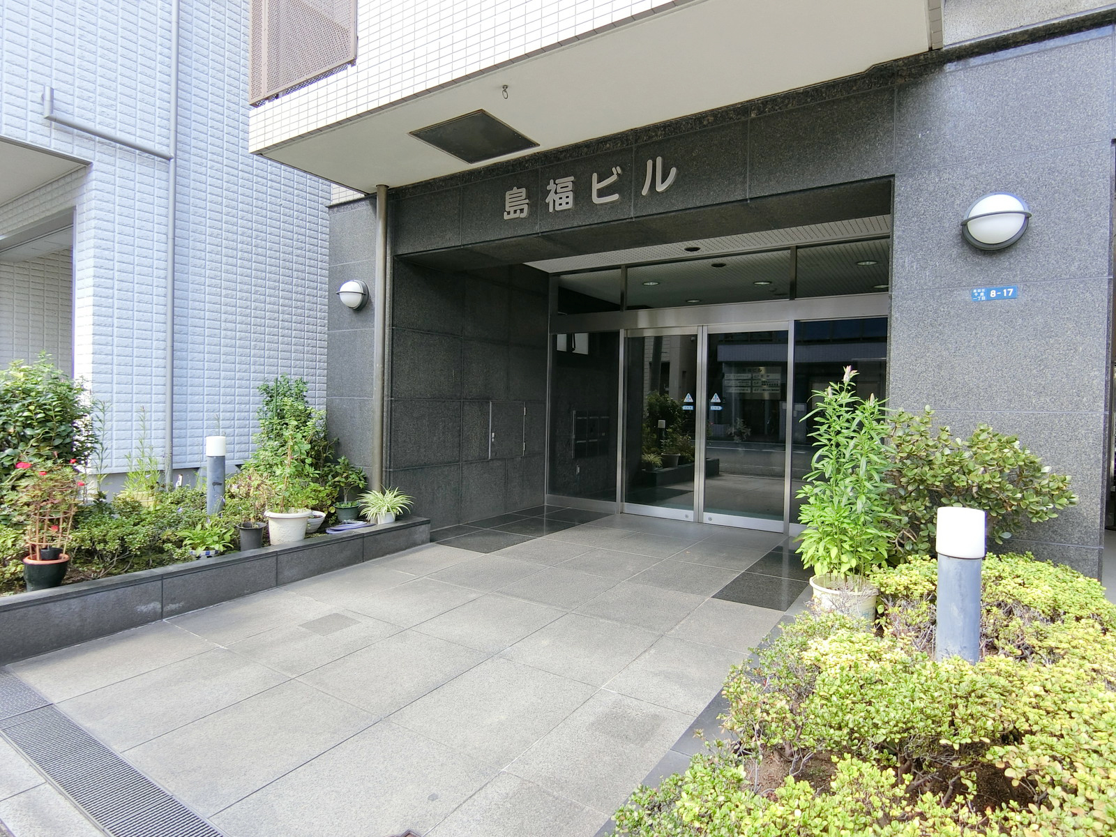 オフィスビル出入口