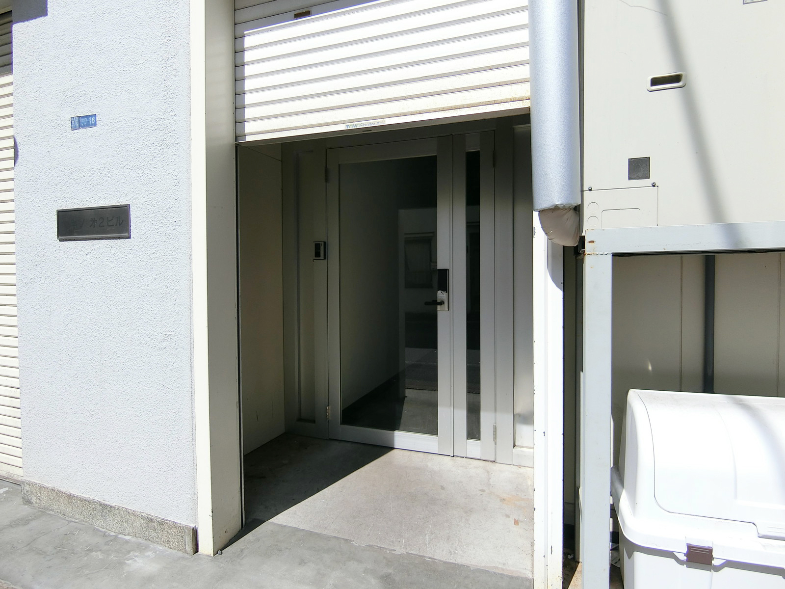 オフィスビル出入口