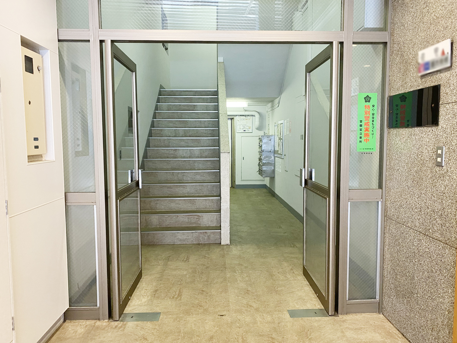 オフィスビル出入り口