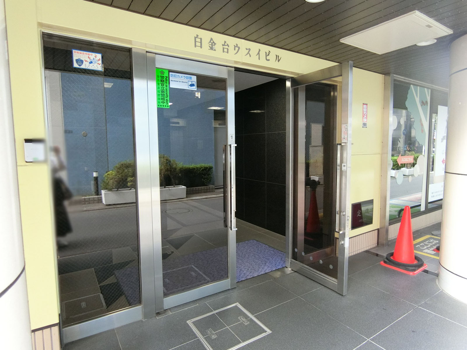 オフィスビル出入口