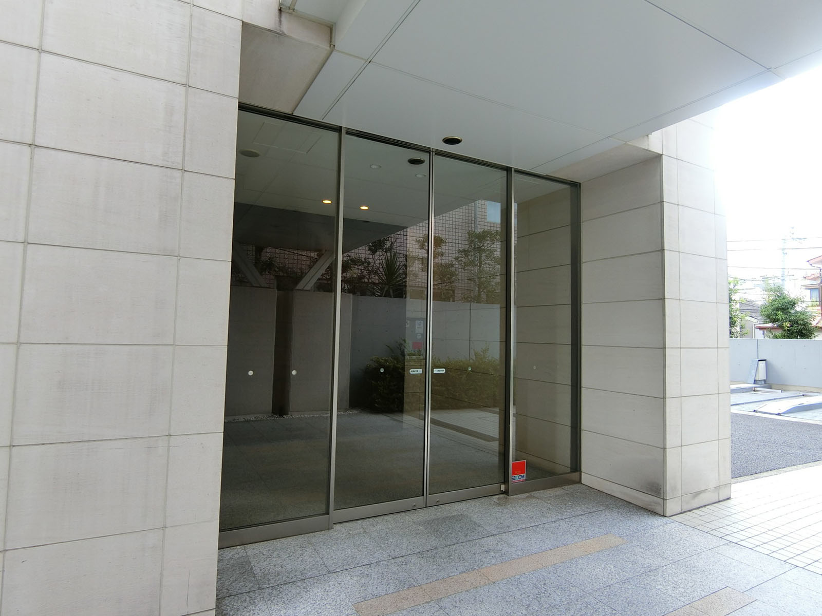 オフィスビル出入口
