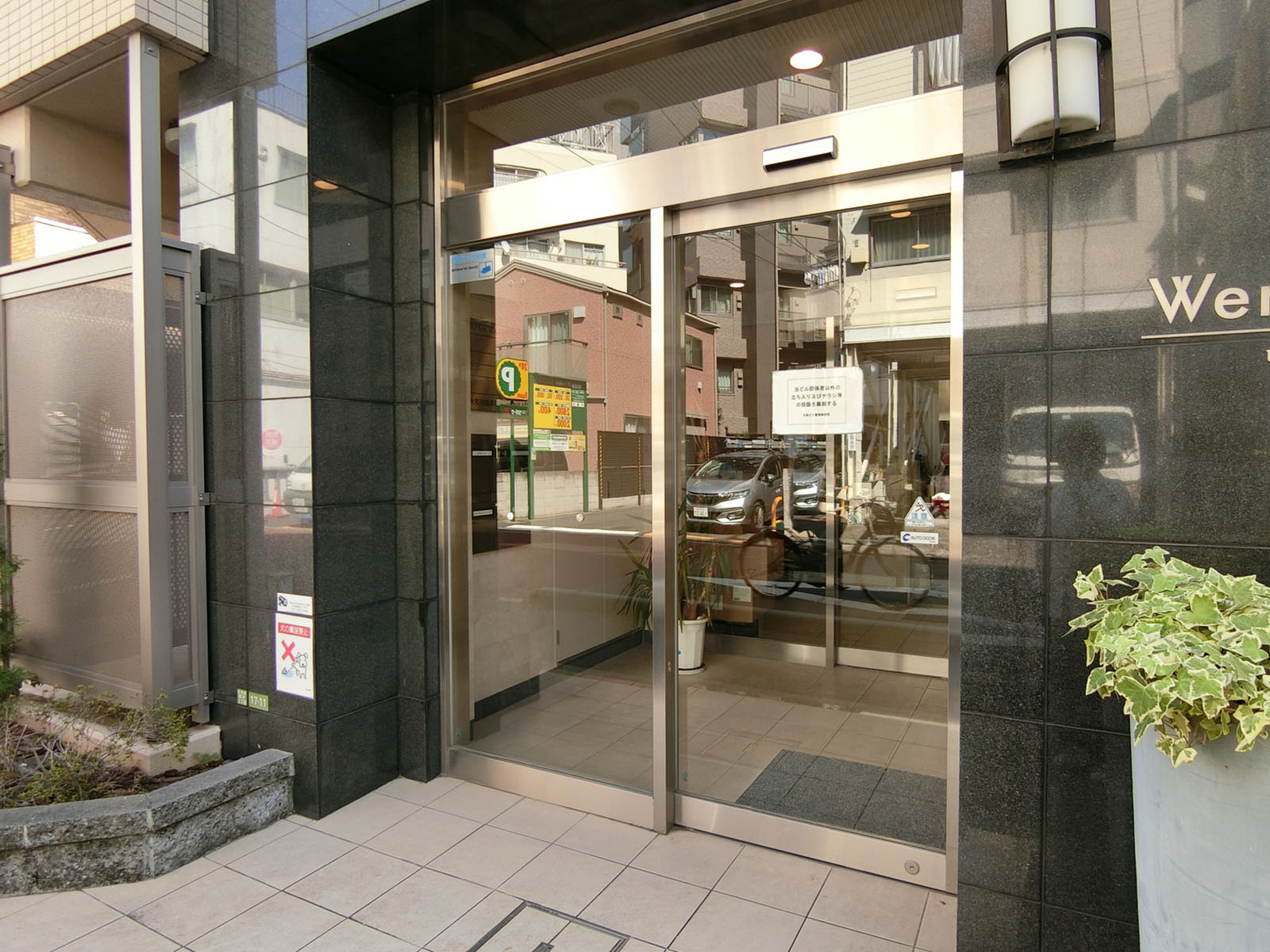オフィスビル出入口