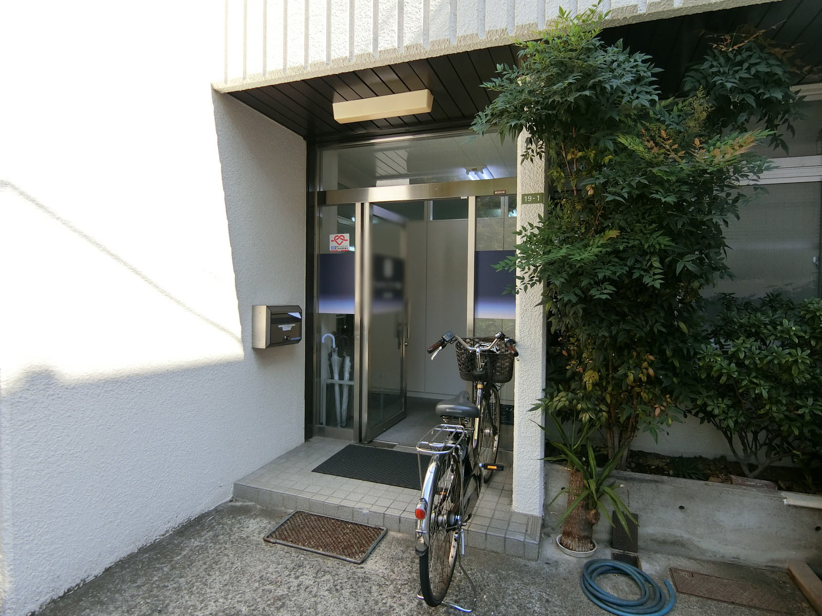 オフィスビル出入口