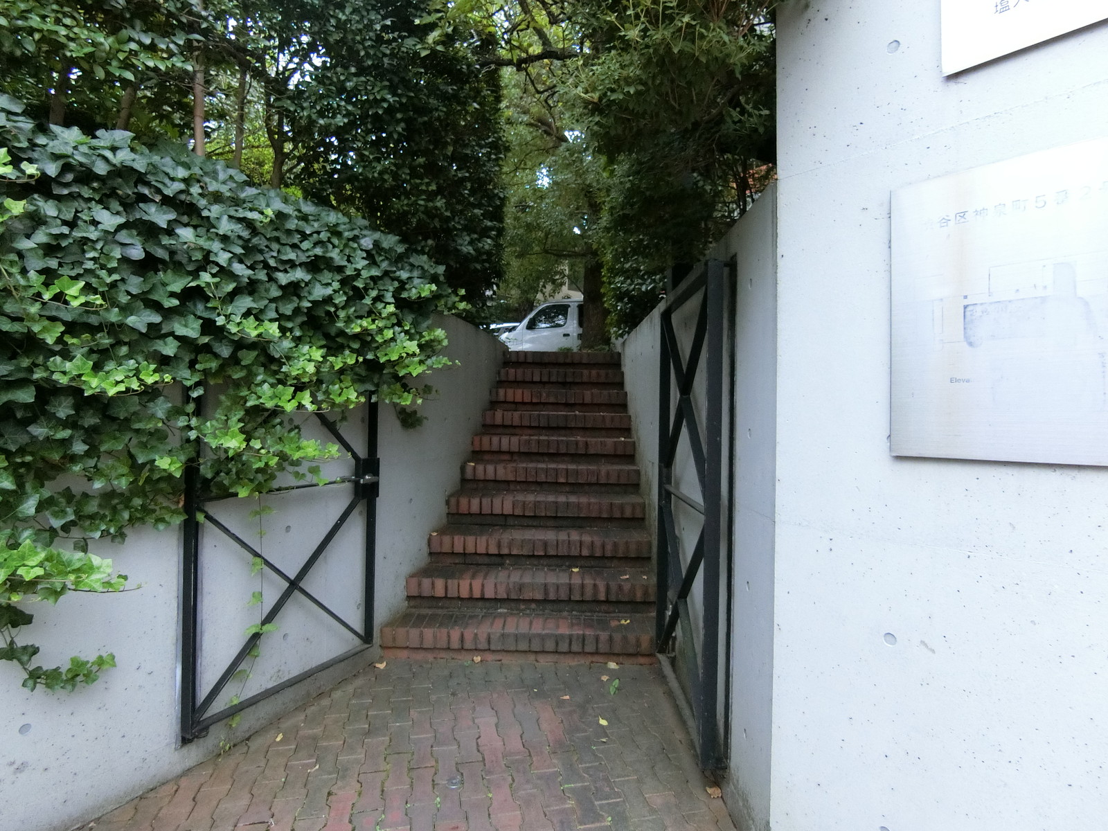 オフィスビル出入り口