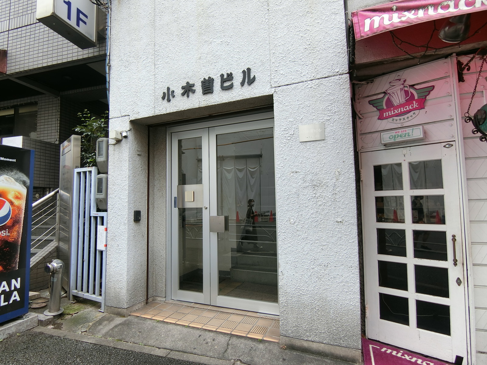 オフィスビル出入り口