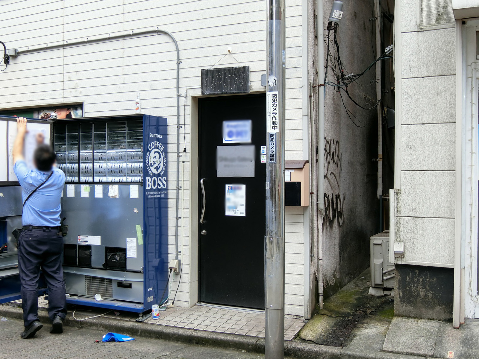 オフィスビル出入り口