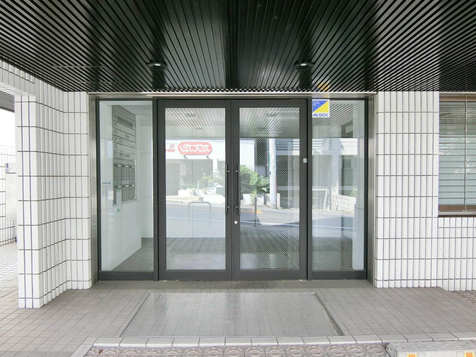 オフィスビル出入り口