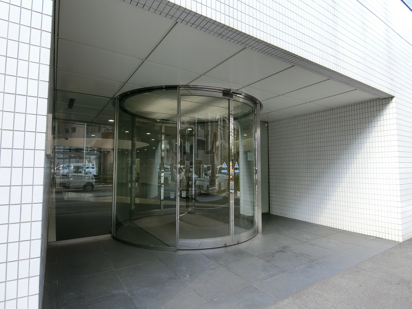オフィスビル出入り口