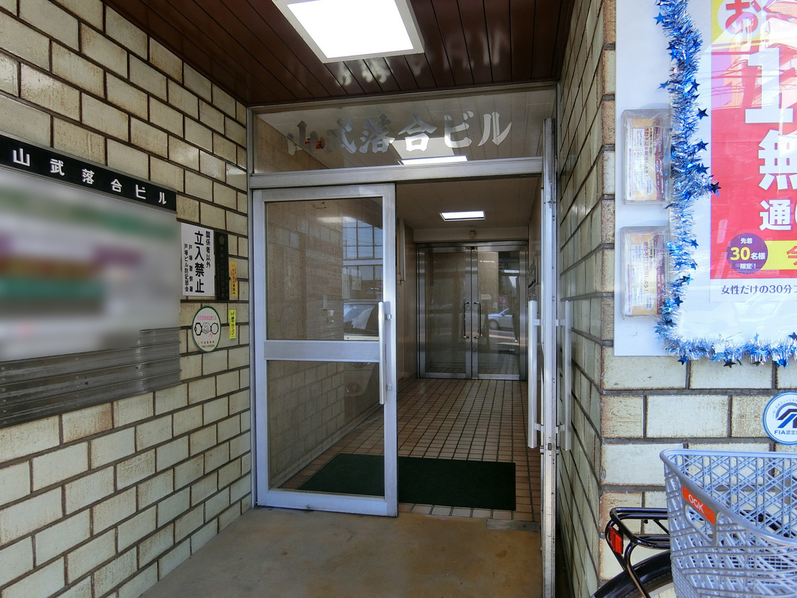オフィスビル出入り口