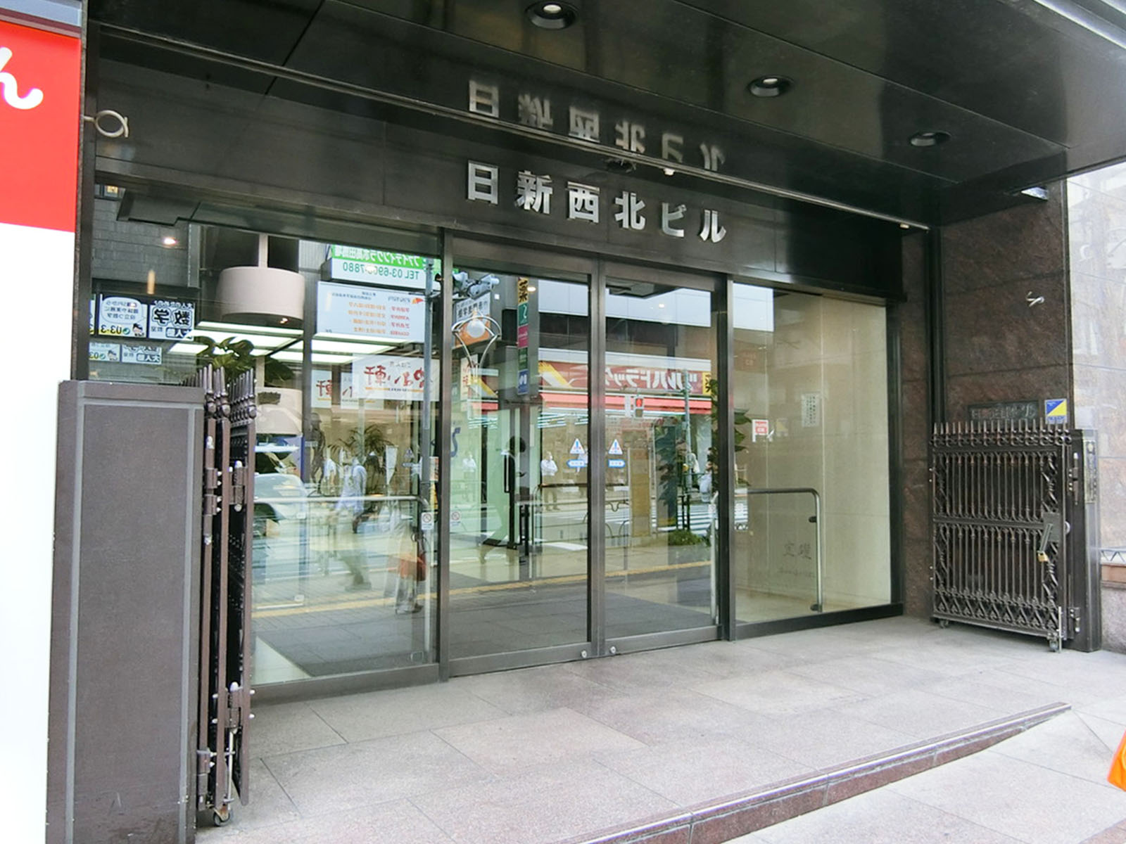 オフィスビル出入口