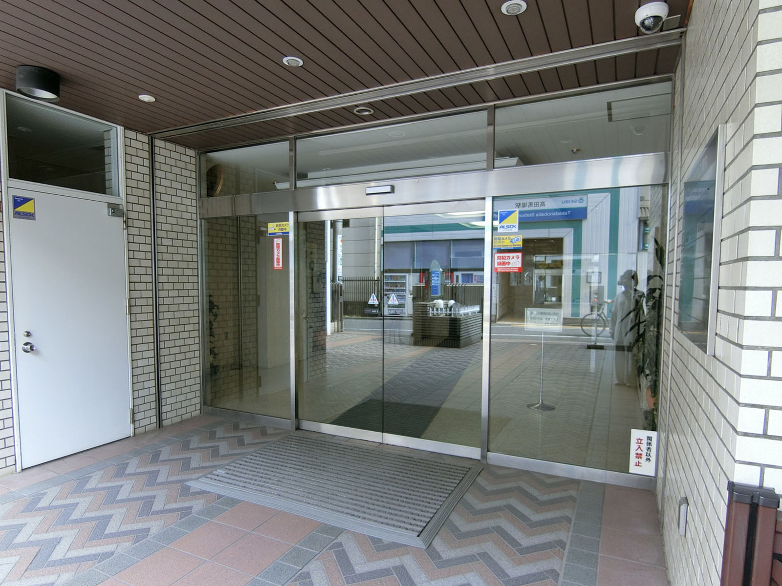 オフィスビル出入口