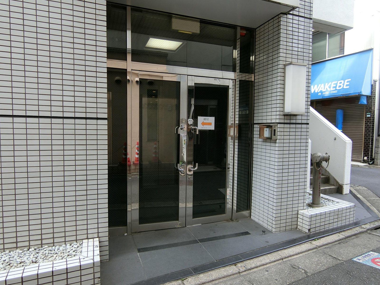 オフィスビル出入口