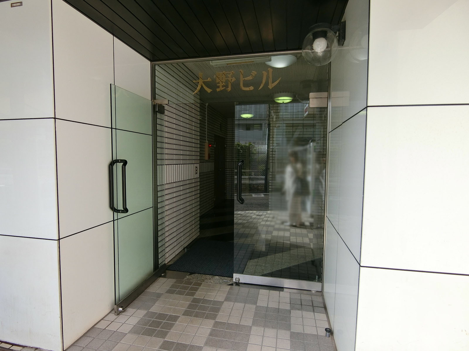 オフィスビル出入口