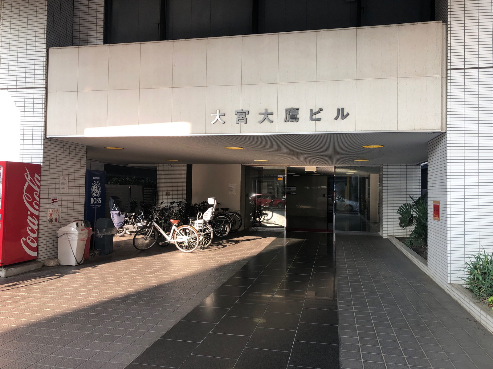 オフィスビル出入口