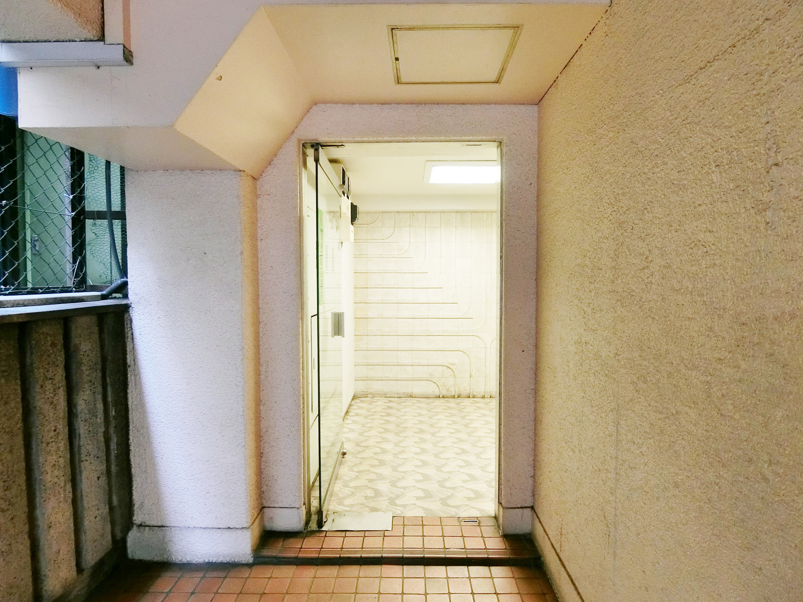 オフィスビル出入り口