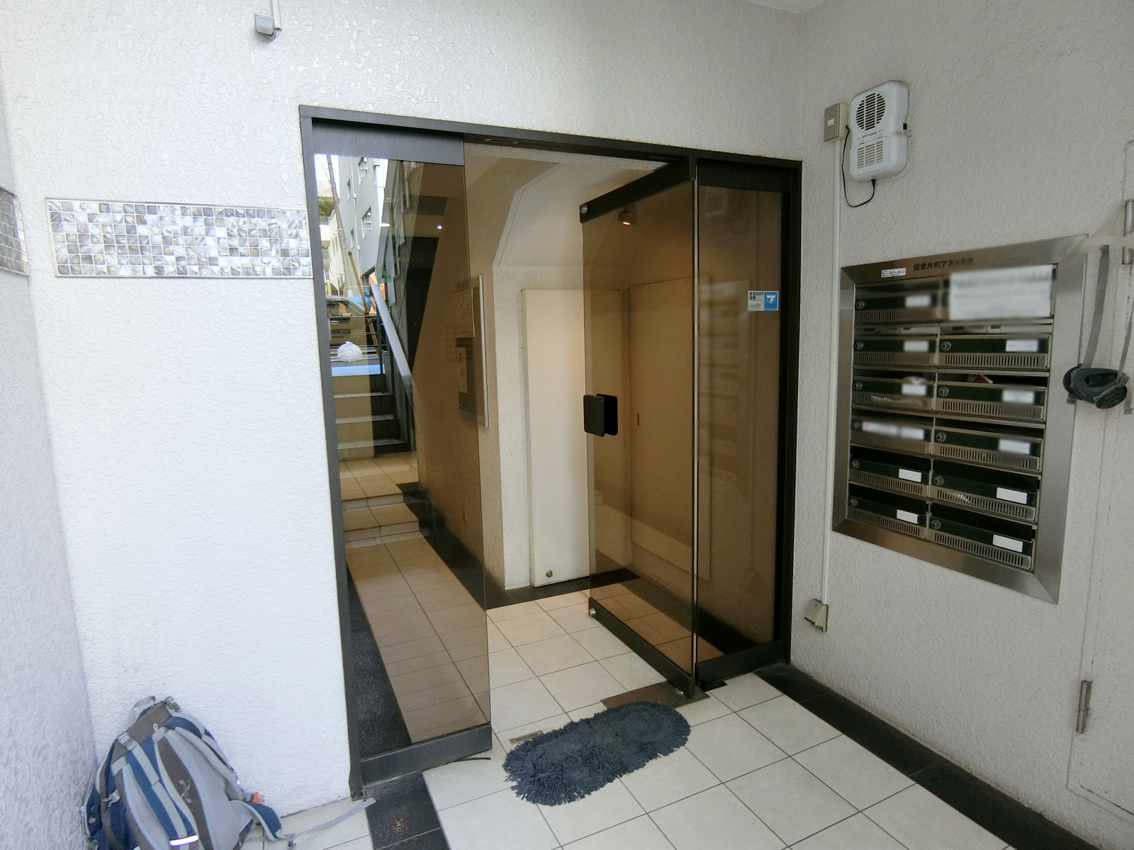 オフィスビル出入り口